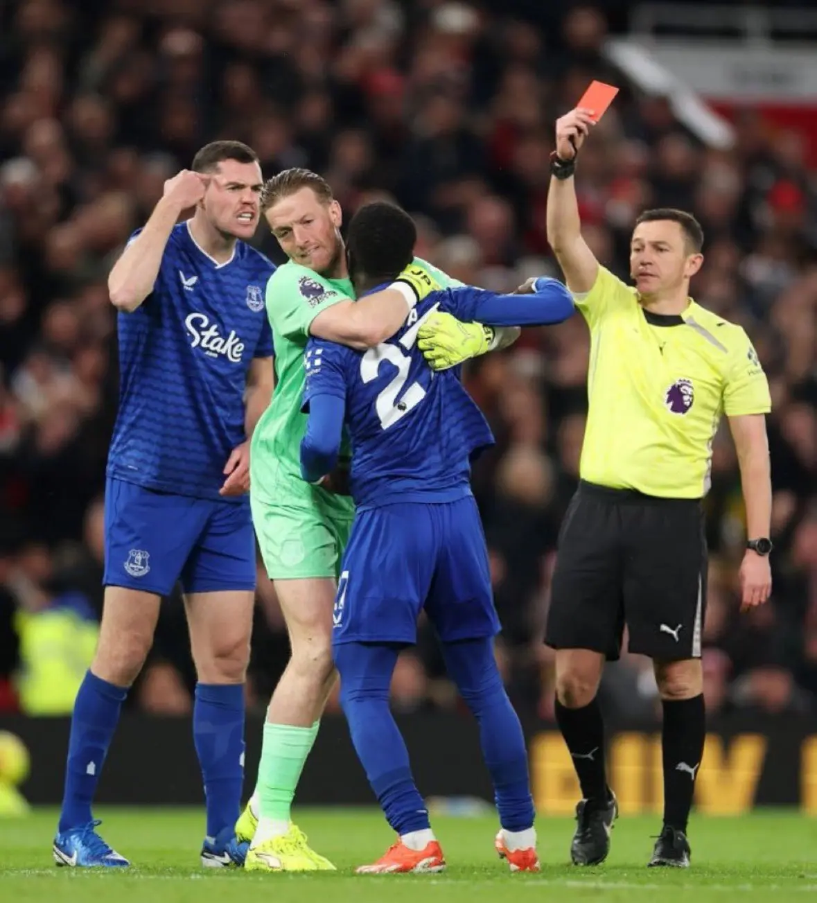 Photo - Everton vs Man United: Idrissa Gueye issues first reaction to red card